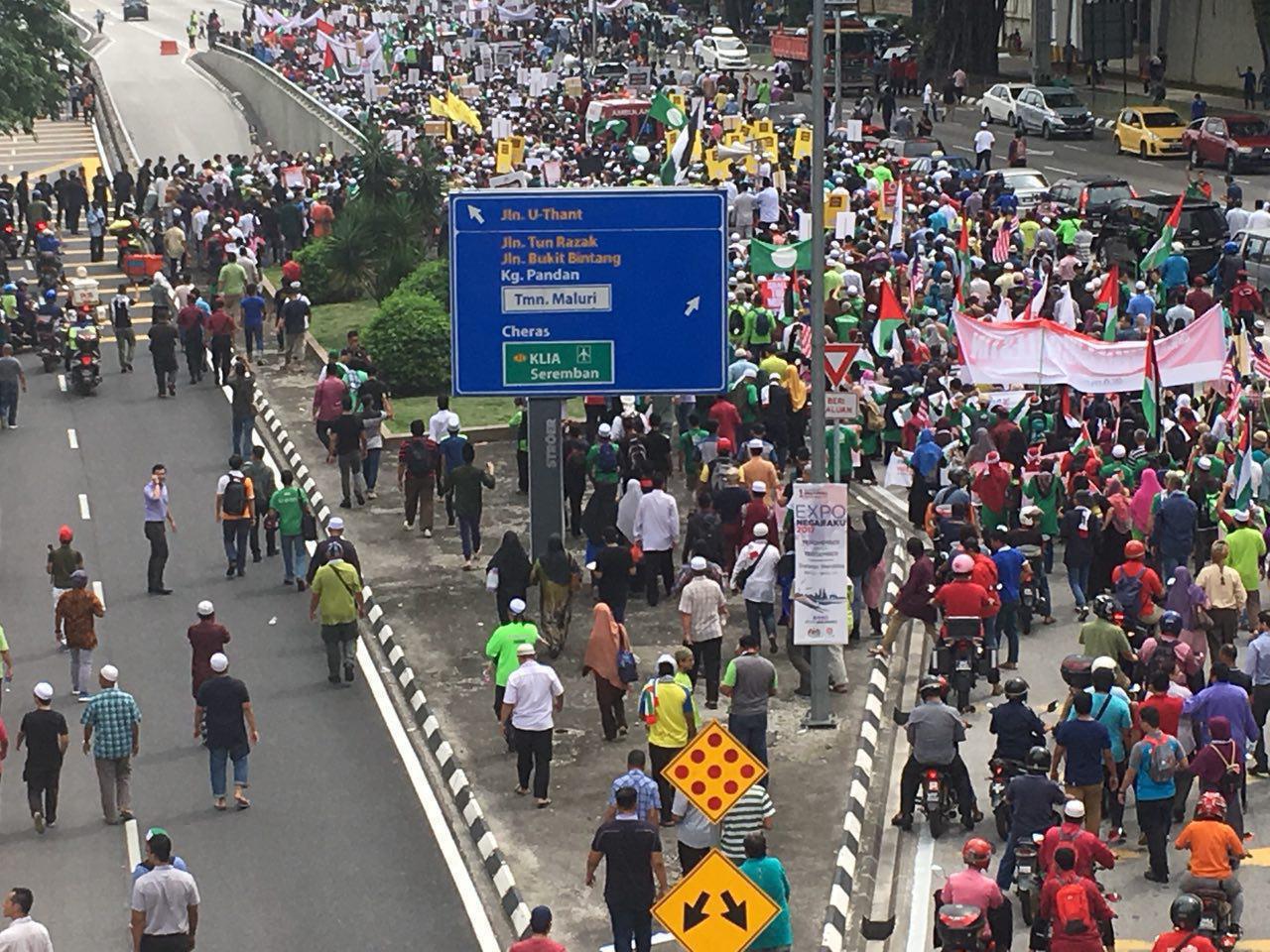  اعتراض مردم مالزی به تصمیم اخیر ترامپ +عکس