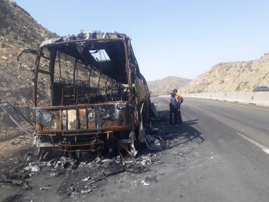 یک دستگاه اتوبوس در محور جیرفت آتش گرفت +عکس
