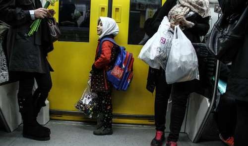 زنان دستفروش در مترو +عکس