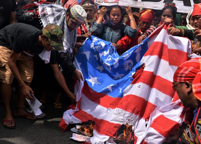 آتش زدن پرچم آمریکا در فیلیپین +تصاویر