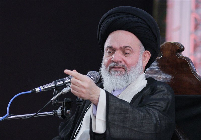 خطیب جمعه قم: ملت ایران دست در دست بیگانگان نخواهد داد / مسئولان دغدغه مردم نسبت به امنیت کشور را مورد توجه قرار دهند