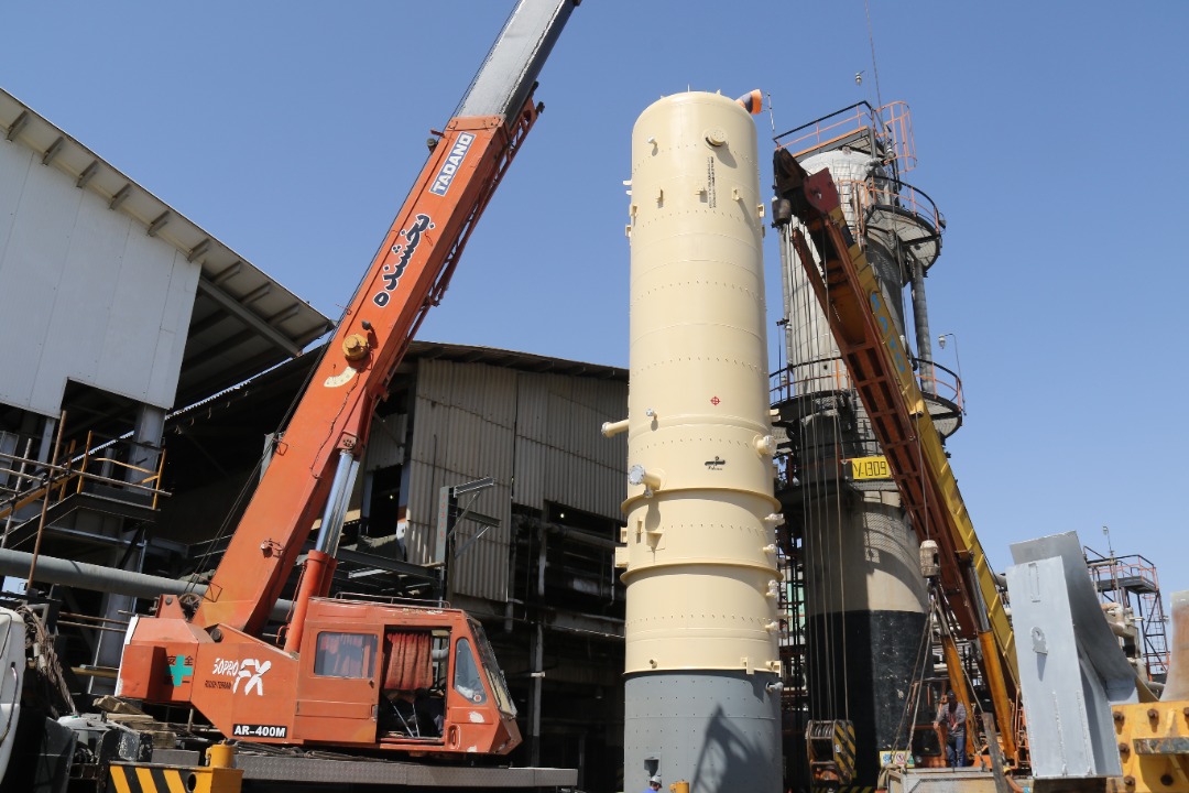 نصب برج مخزن خوراک پروژه بهبود راندمان واحد موم گیری پالایشگاه نفت ایرانول