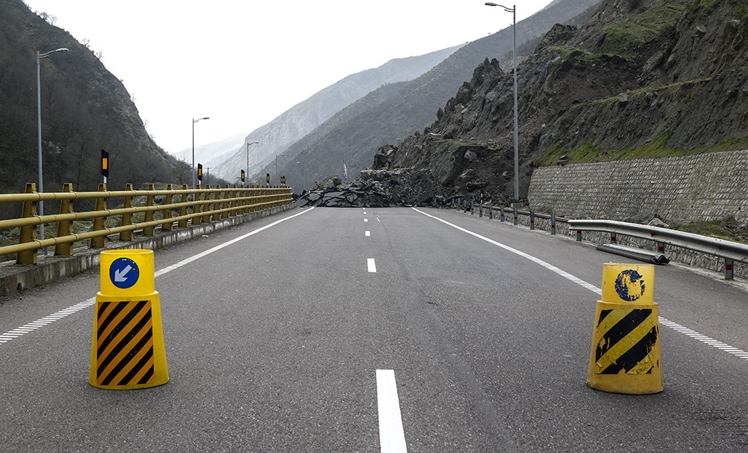 ریزش کوه جاده فشم - تهران را مسدود کرد