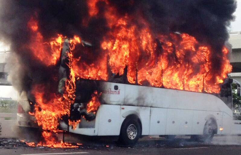 لحظه دلخراش آتش گرفتن ۸ کودک در اتوبوس سیل زده ها + فیلم