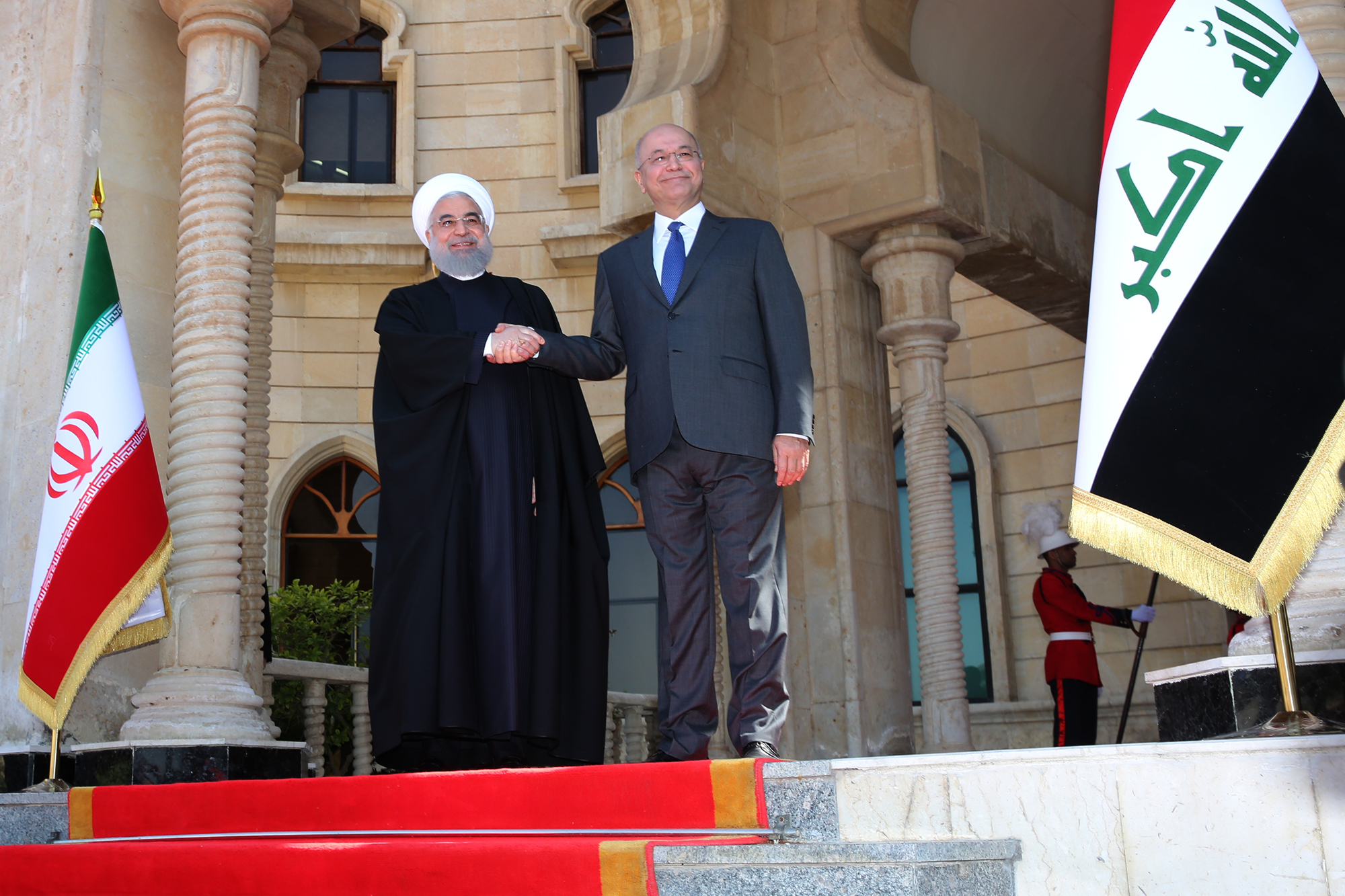 مراسم استقبال رسمی از روحانی در قصر السلام بغداد