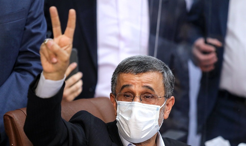 احمدی‌ نژاد تحت کنترل نیروهای امنیتی + فیلم