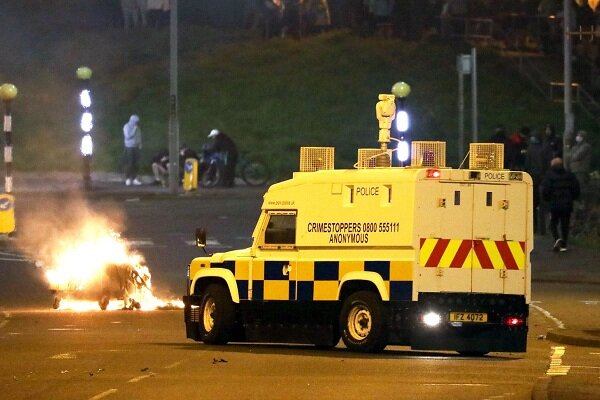 اعتراضات در ایرلند شمالی به خشونت کشید