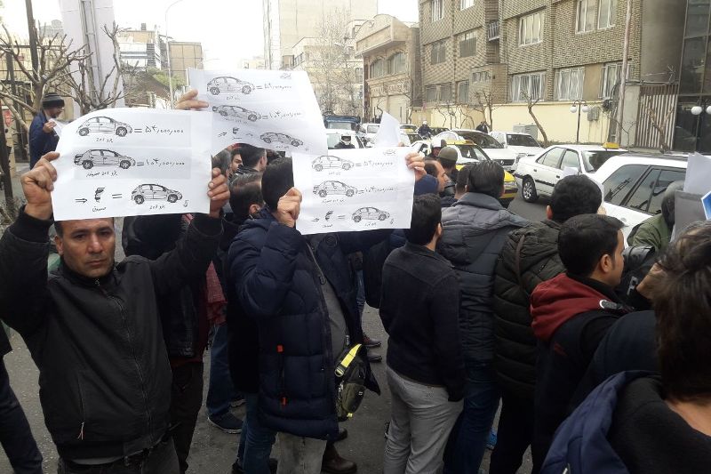 تجمع دوباره خریداران معترض پژو207 مقابل وزارت صنعت