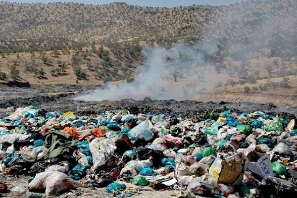 کوه 60متری زباله در آرادکوه