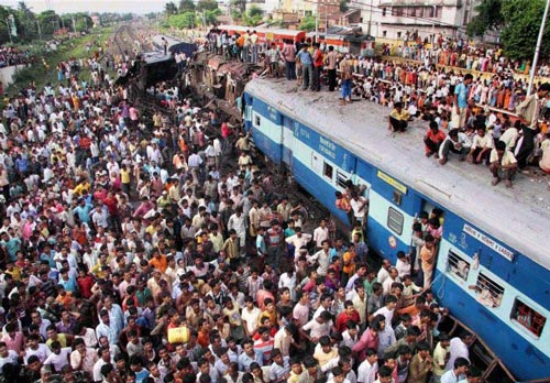 ۳۵کشته و زخمی در پی ازدحام جمعیت در ایستگاه قطار بمبئی