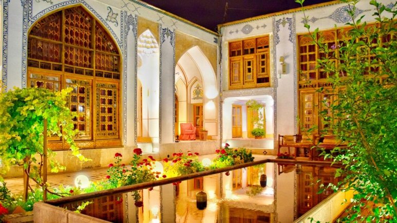 ذوق زدگی و حیرت بلاگر روسی از زیبایی هتل محل اقامتش در اصفهان + فیلم