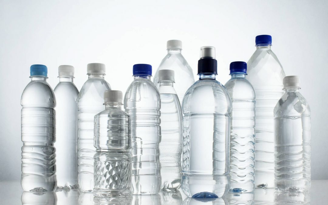 هشدار؛ آب‌های بطری به پلاستیک آلوده هستند
