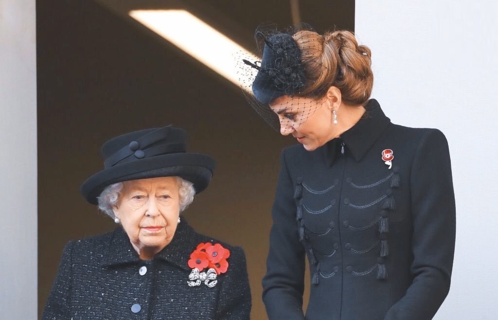اشک ملکه انگلیس در آمد +عکس