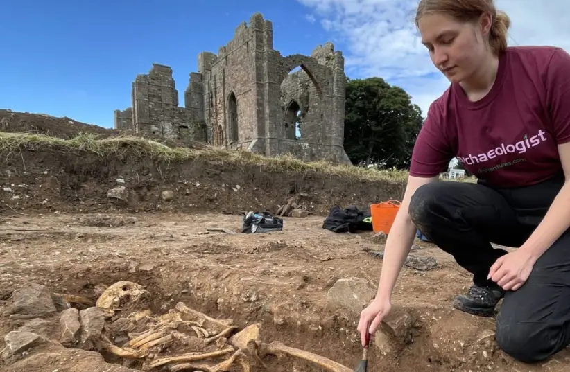 کشف قدیمی‌ترین «تسبیح» بریتانیا در جزیره مقدس