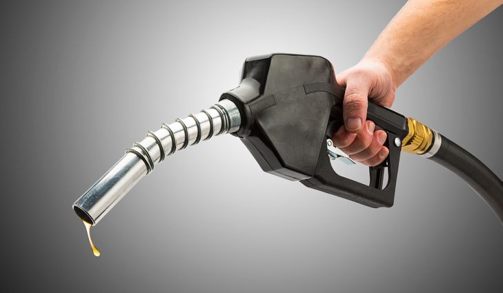 اختصاص سهمیه بنزین به خودرو نوعی انفعال است/ افزایش قیمت بنزین تورم چشمگیری به دنبال ندارد