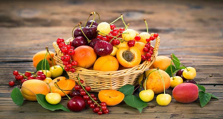 بعد از ۵۰ سالگی این میوه ها رو بخورید