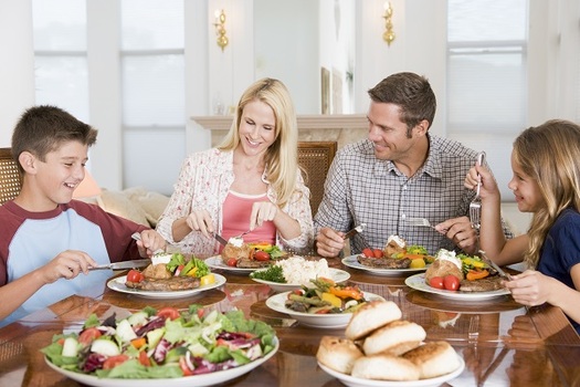 چرا هنگام صرف غذا با خانواده باید گوشی را کنار گذاشت؟