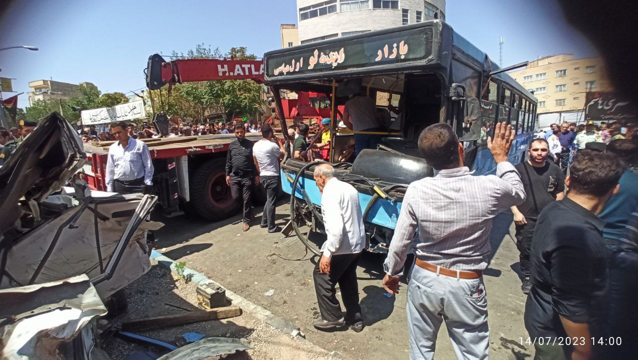 تصادف وحشتناک یک اتوبوس با خودروها در تبریز + عکس