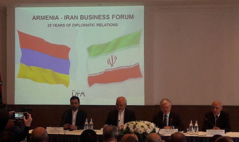 تاکید ظریف بر توسعه همکاری‌های تهران - ایروان