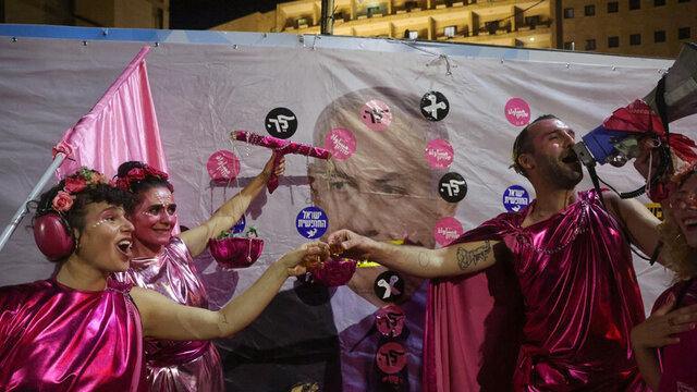 مخالفان نتانیاهو پایان نخست وزیری او را جشن گرفتند
