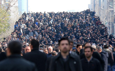 انبوه جمعیت امروز تهران بر روی پل کالج تقاطع خیابان انقلاب، حافظ +عکس