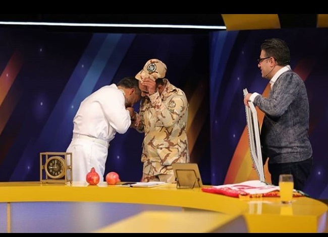 وقتی امیر ارتش دست یک سرباز را بوسید +عکس