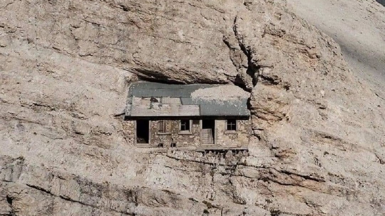 کشف خانه‌ تاریخی در دل کوه ها + عکس