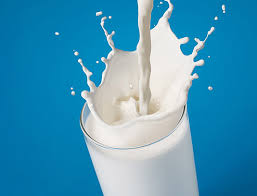 آنچه هرگز نباید همراه شیر بخوریم