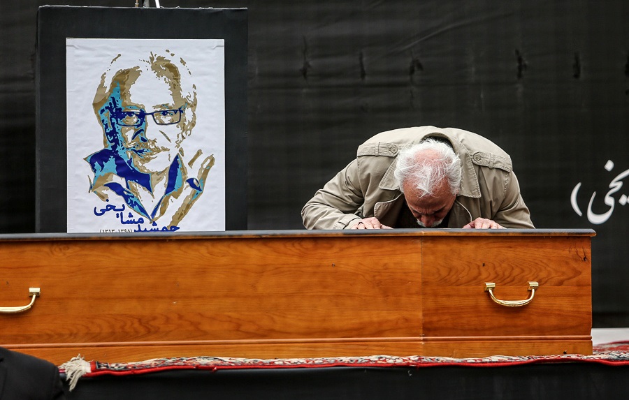 وداع غمبار ایرج راد با پیکر استادش +عکس