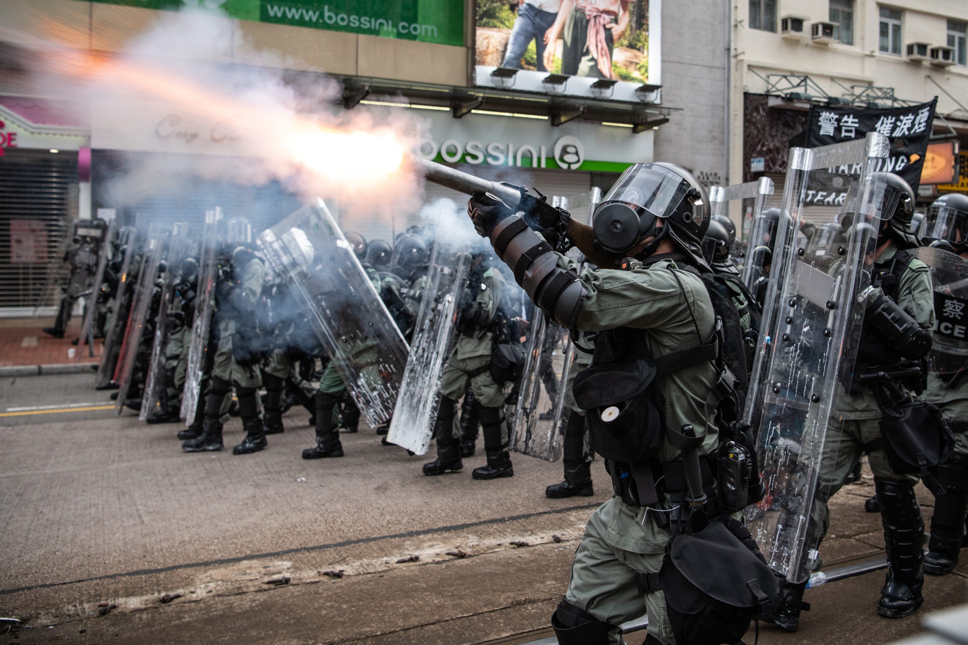 معترضان هنگ کنگ پنجره‌های پاسگاه پلیس را شکستند +فیلم