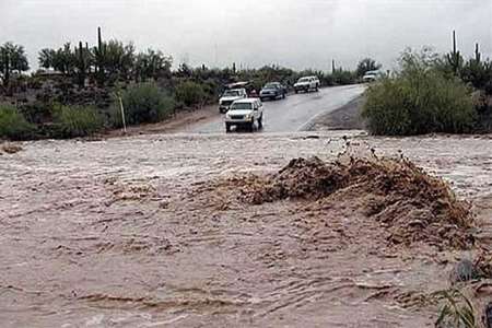 مسدود شدن جاده‌ها در اثر جاری شدن سیلاب