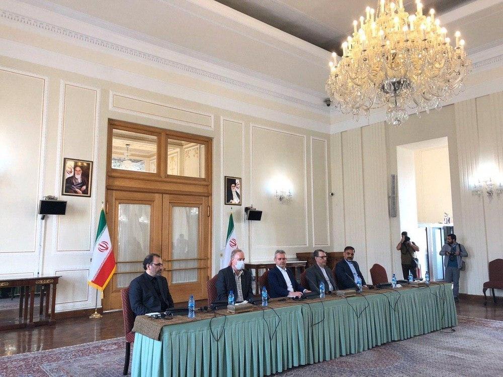 نشست اقدامات کنترلی ایران در پی شیوع کرونا با حضور دیپلمات‌های خارجی مقیم تهران