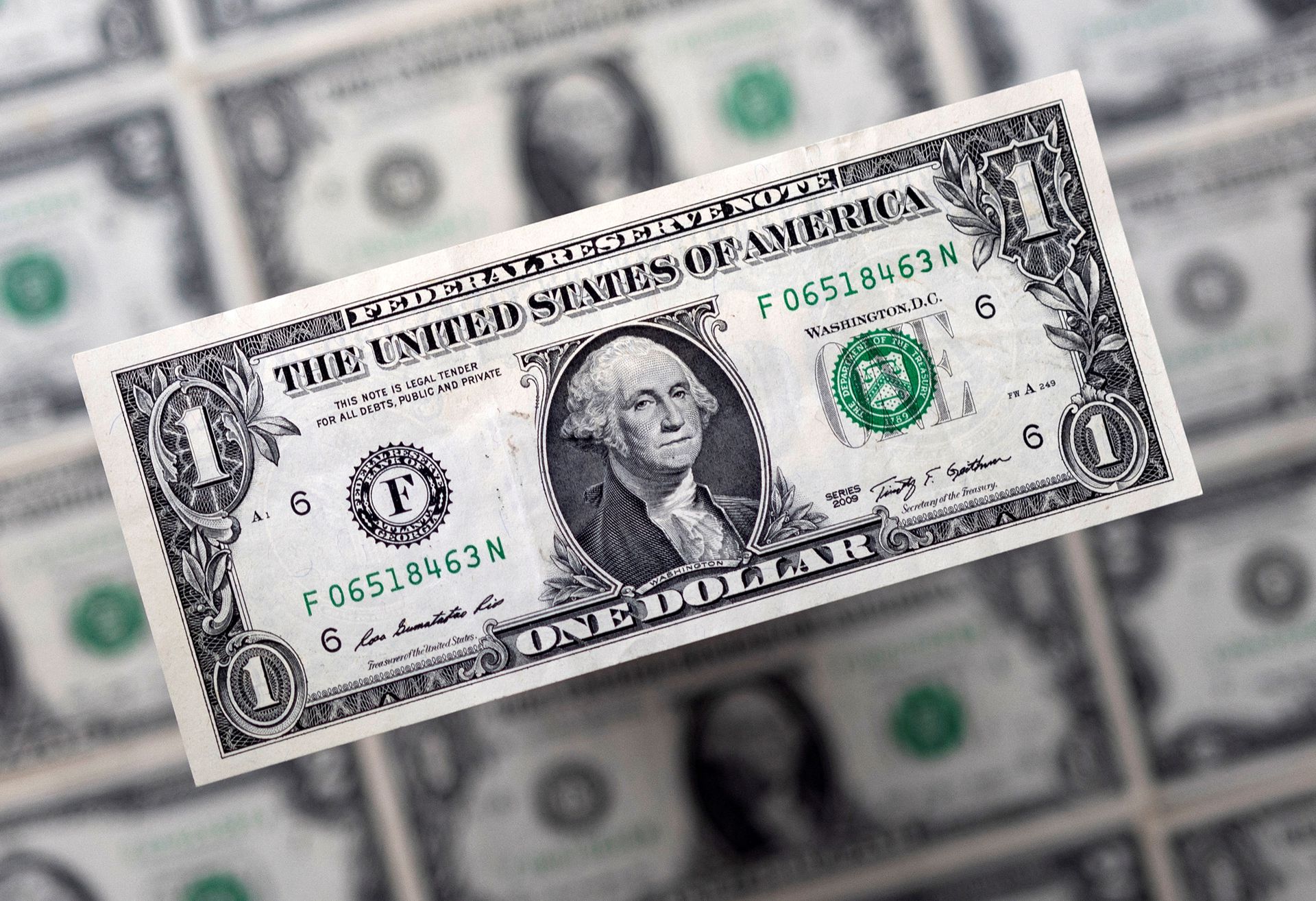 چه چیزی به اسکناس دلار ارزش می دهد؟