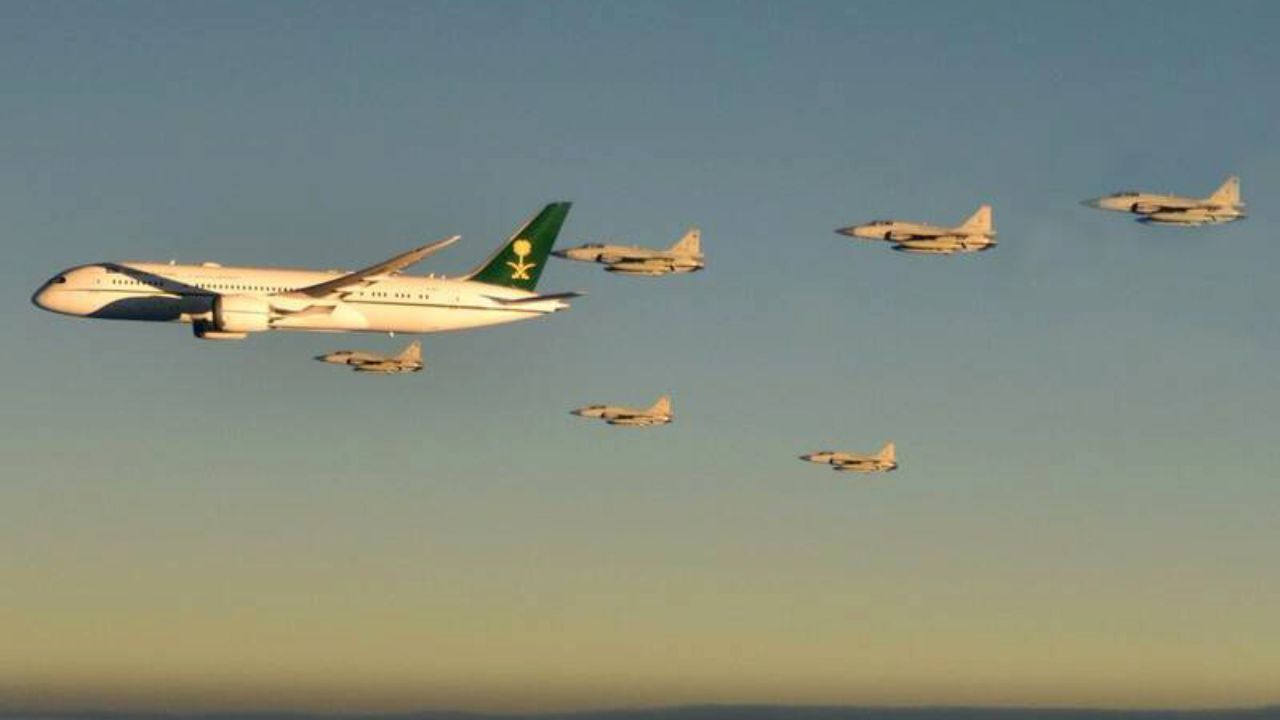 اسکورت هواپیمای ولیعهد عربستان با شش جنگنده پاکستانی +فیلم