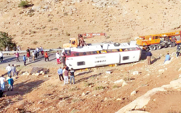 حادثه برای اتوبوس کارگران در قصرشیرین + فیلم