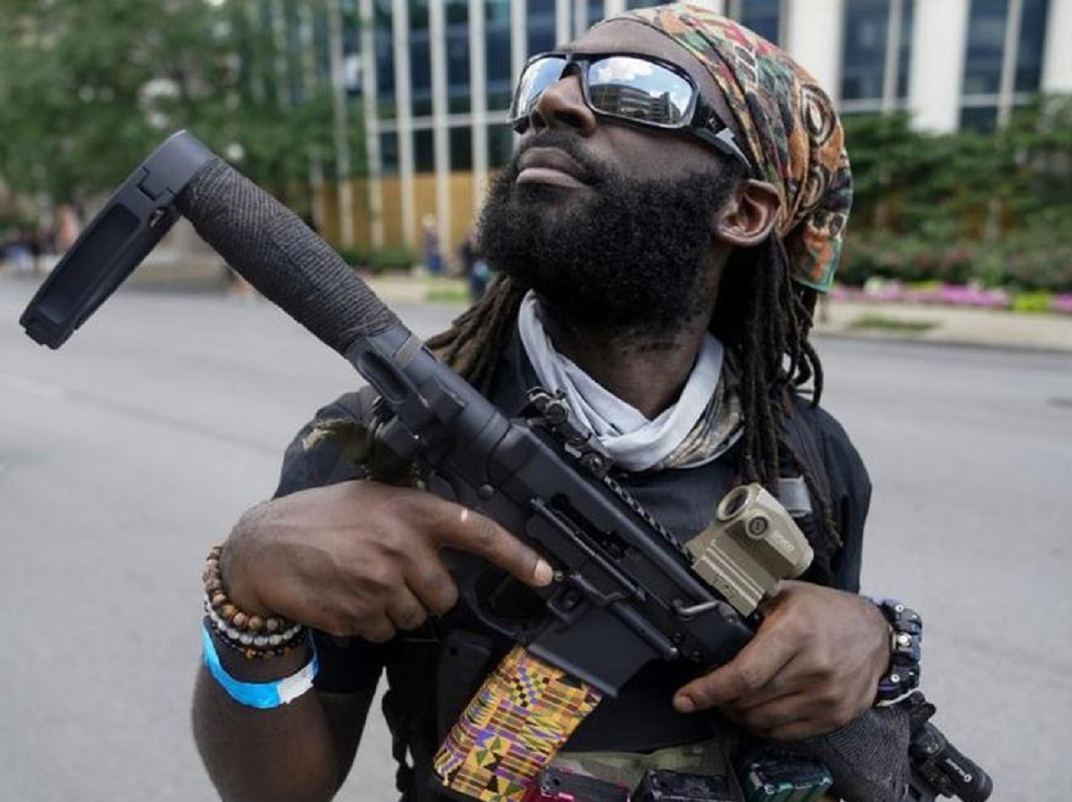  قدرت‌نمایی سیاهپوستان مسلح در آمریکا +عکس