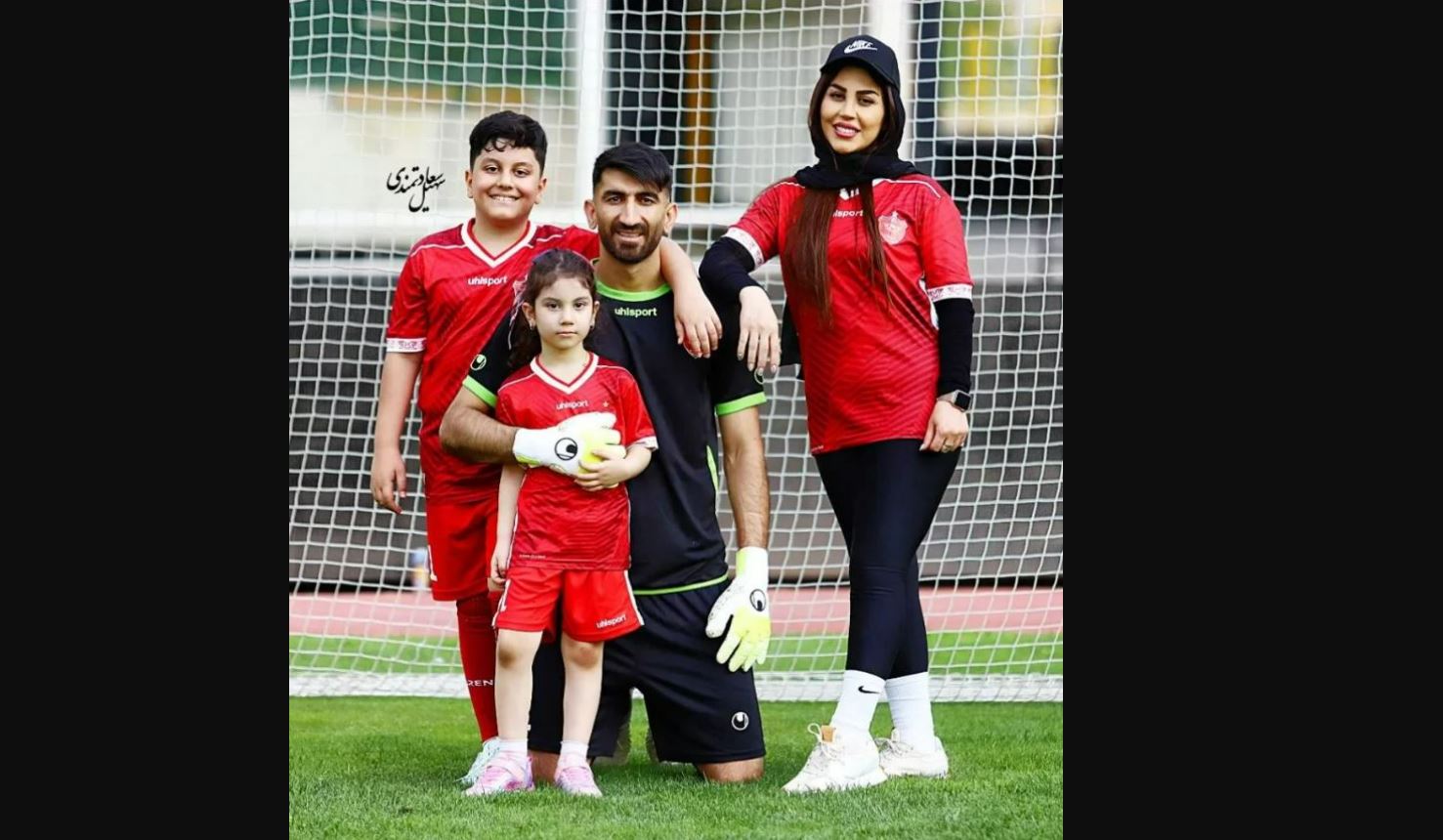 فوتبال بازی کردن علیرضا بیرانوند با همسر و فرزندانش وسط ورزشگاه! + فیلم