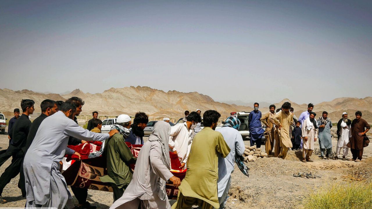 گازوییل‌کشی، شغل جدید مردم در روستاهای مرزی سیستان