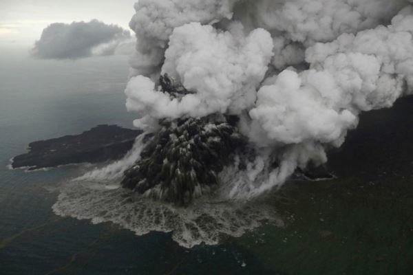 آتشفشان ۱۵۰میلیون مترمربع از جزیره را بلعید!