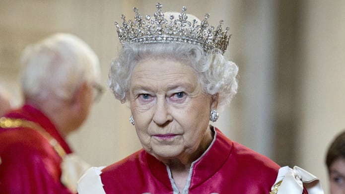 ملکه انگلستان چقدر ثروت دارد؟