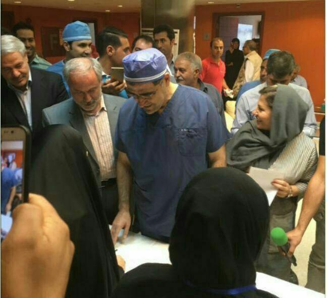 وزیر بهداشت با لباس جراحی پای صندوق رای +عکس