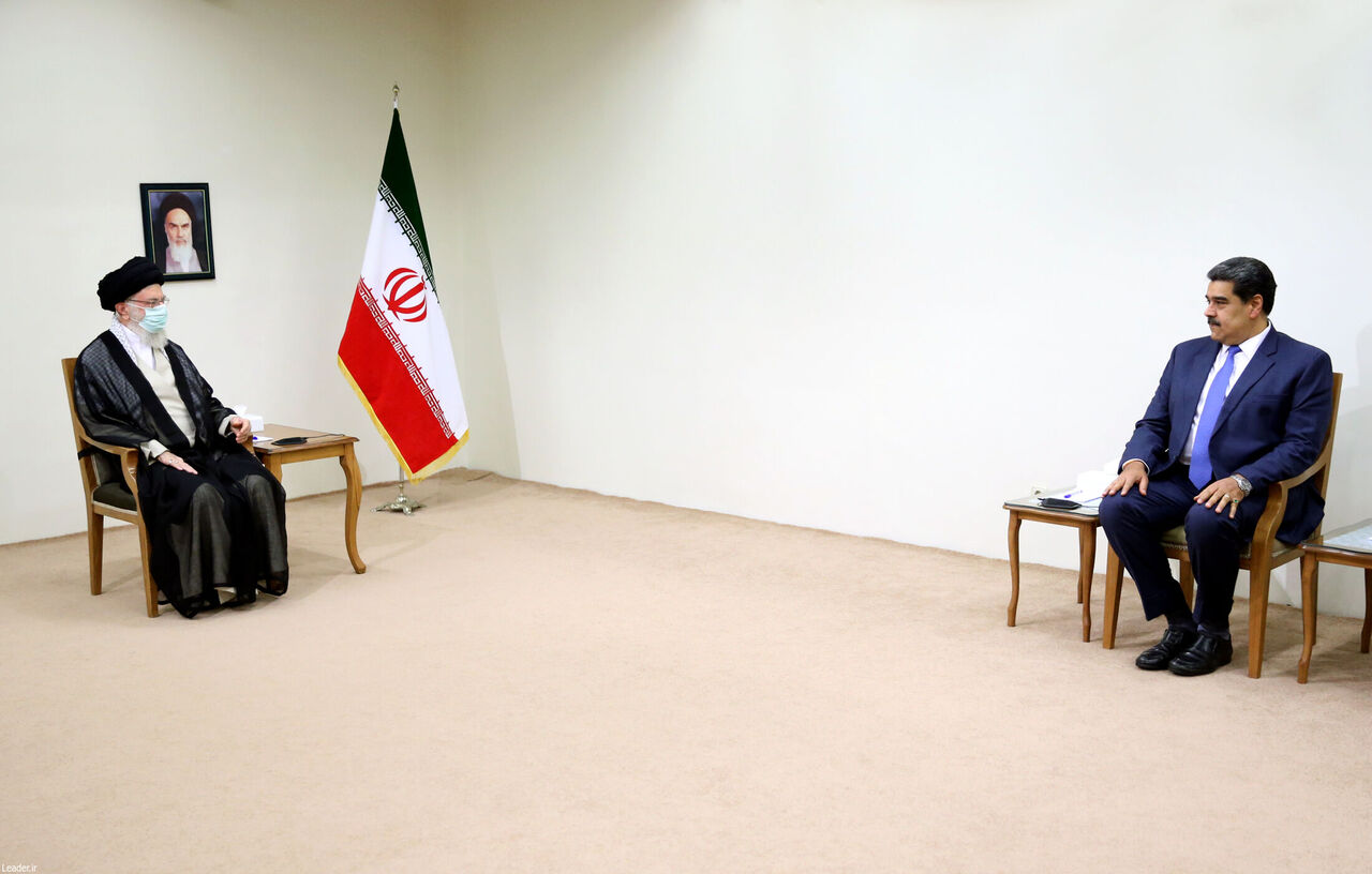 مقام معظم رهبری: مقاومت ملت ایران باعث شکست سیاست فشار حداکثری شد / یکی از مسئولان برجسته آمریکا تعبیر «شکست مفتضحانه» را به کار برد