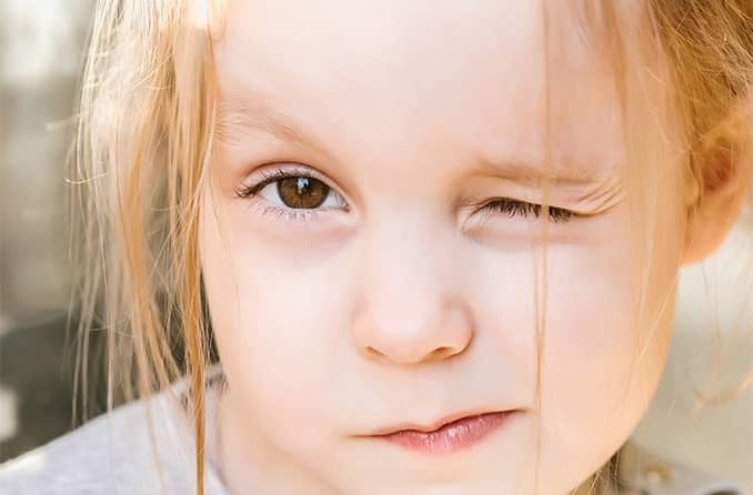 آستیگمات چشم کودک درمان می شود؟ + علائم و علل