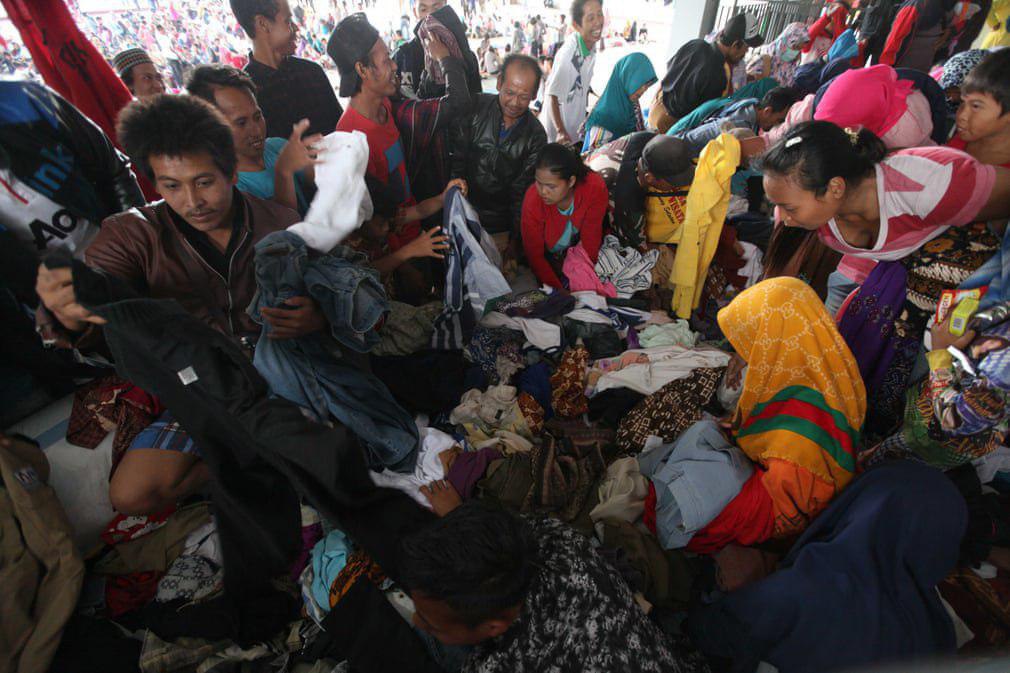 زلزله‎زدگان اندونزی در حال جدا کردن لباس +عکس