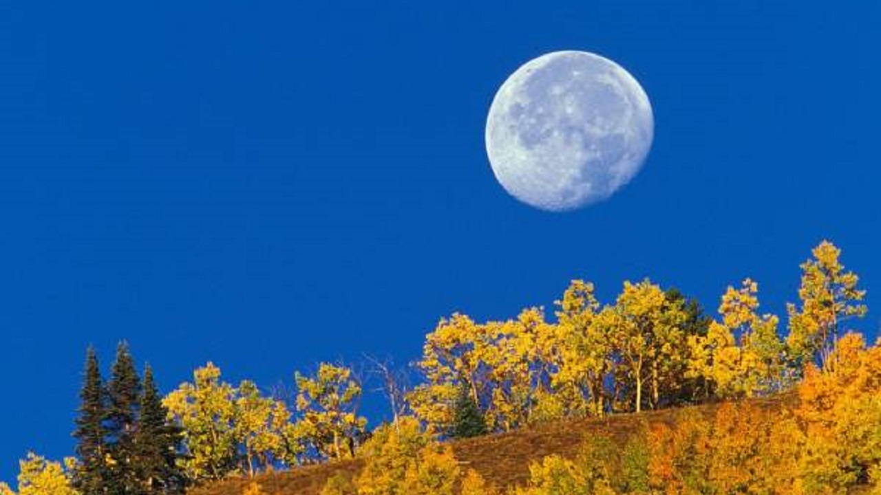 چرا ماه در آسمان روز دیده می شود؟