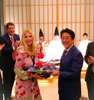 نخست وزیر ژاپن برای دختر ترامپ جشن تولد گرفت! +عکس