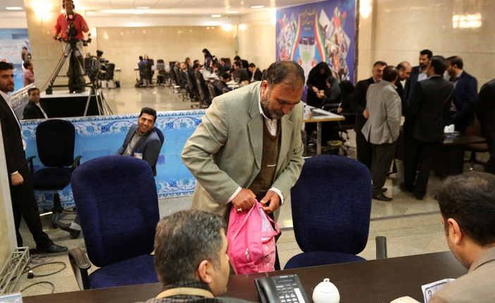 مردی با کیف‌صورتی زنانه به وزارت‌کشور آمد! +عکس