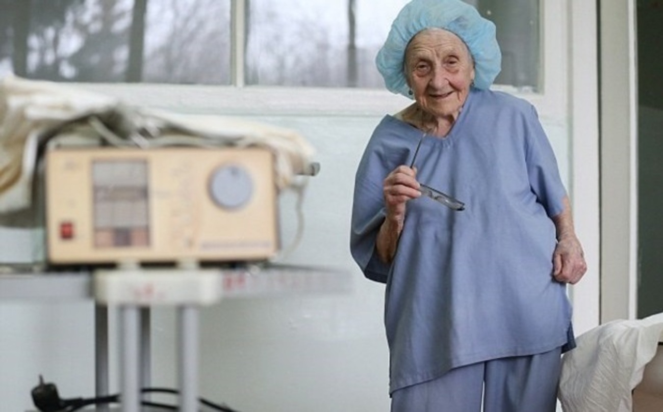 زن ۸۹ ساله؛ پیرترین جراح جهان! +تصاویر