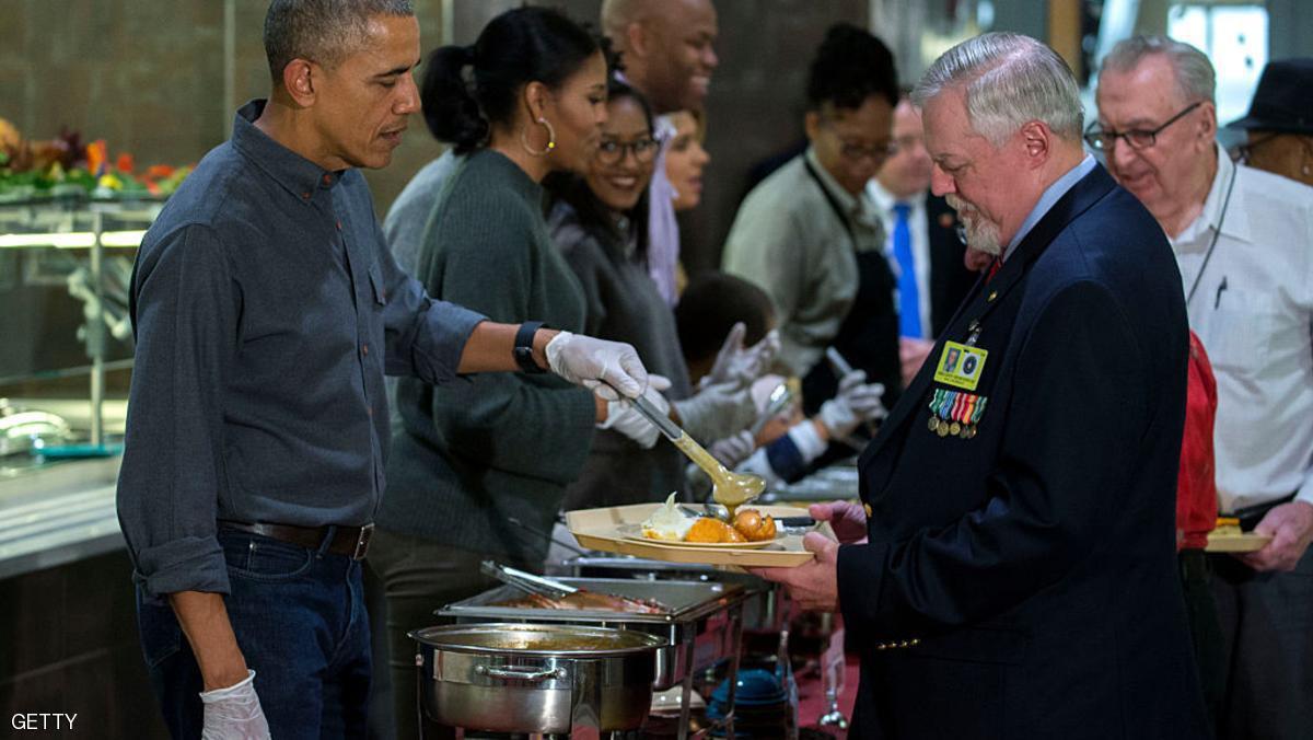 اوباما و همسرش در حال سرو غذا در روز عید شکرگزاری +عکس