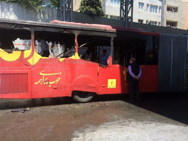 آتش‌گرفتن اتوبوس بی‌آرتی در ایستگاه پارک‌وی +عکس